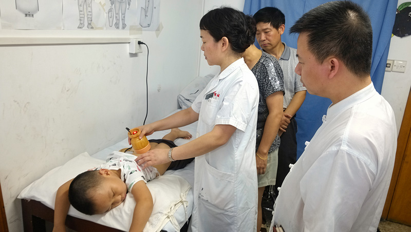 湖北省中医院儿科扶阳罐疗法调理现场